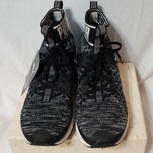 Ladies Puma slipon black and white Tennys 10 nwt